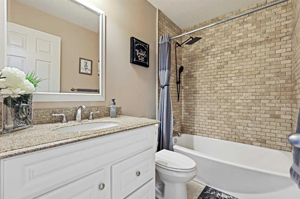 875 Midridge Drive SE