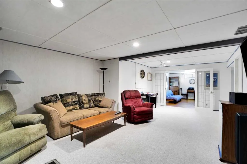 272 Sackville Drive SW