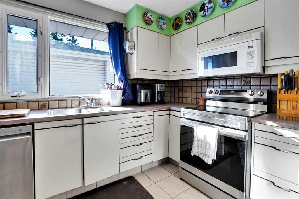 272 Sackville Drive SW