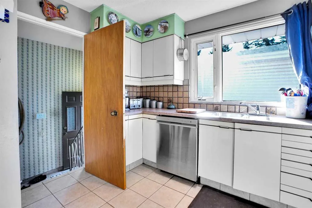 272 Sackville Drive SW