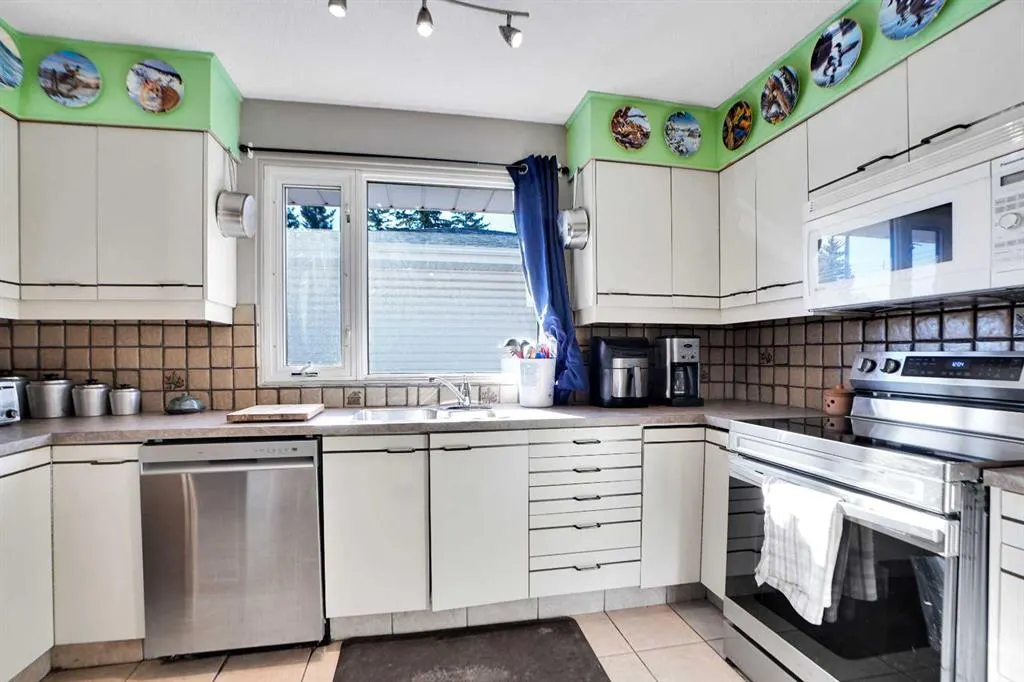 272 Sackville Drive SW