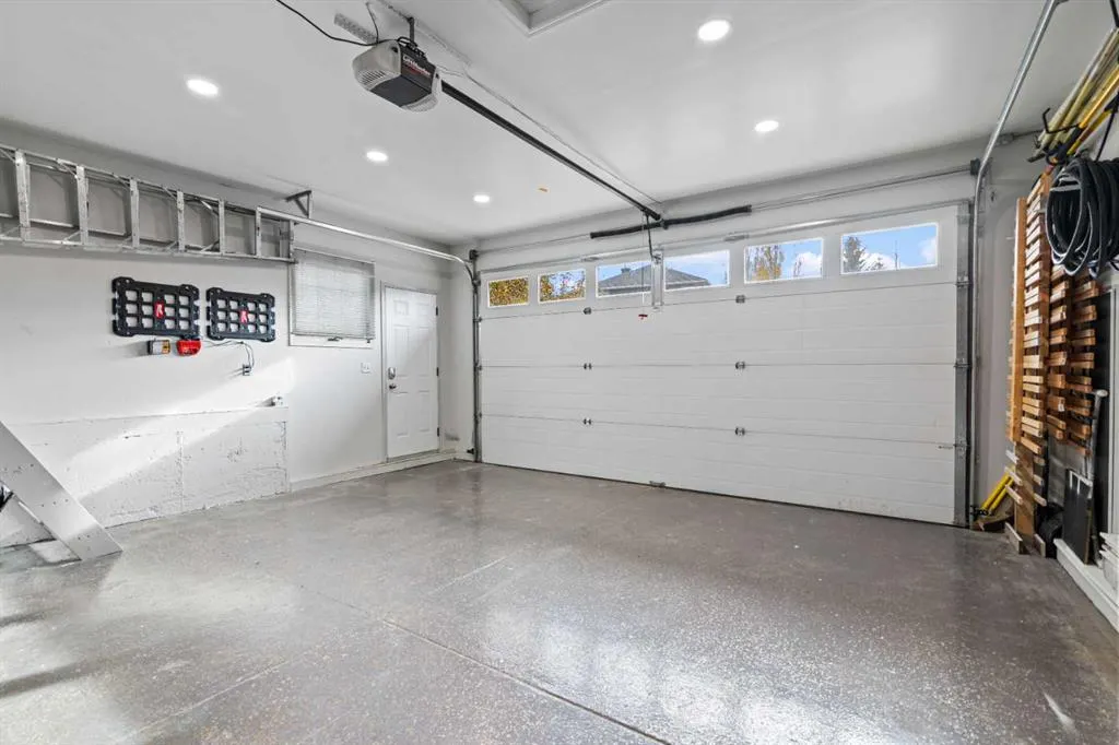 12 Mckenzie Lake Crescent SE