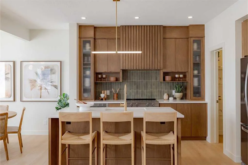 257 Amblestone Crescent NW