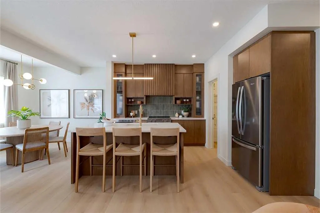 257 Amblestone Crescent NW