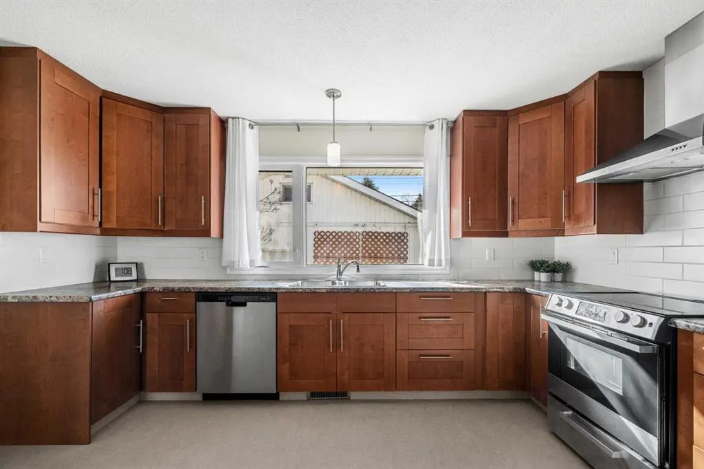 827 Lake Emerald Place SE