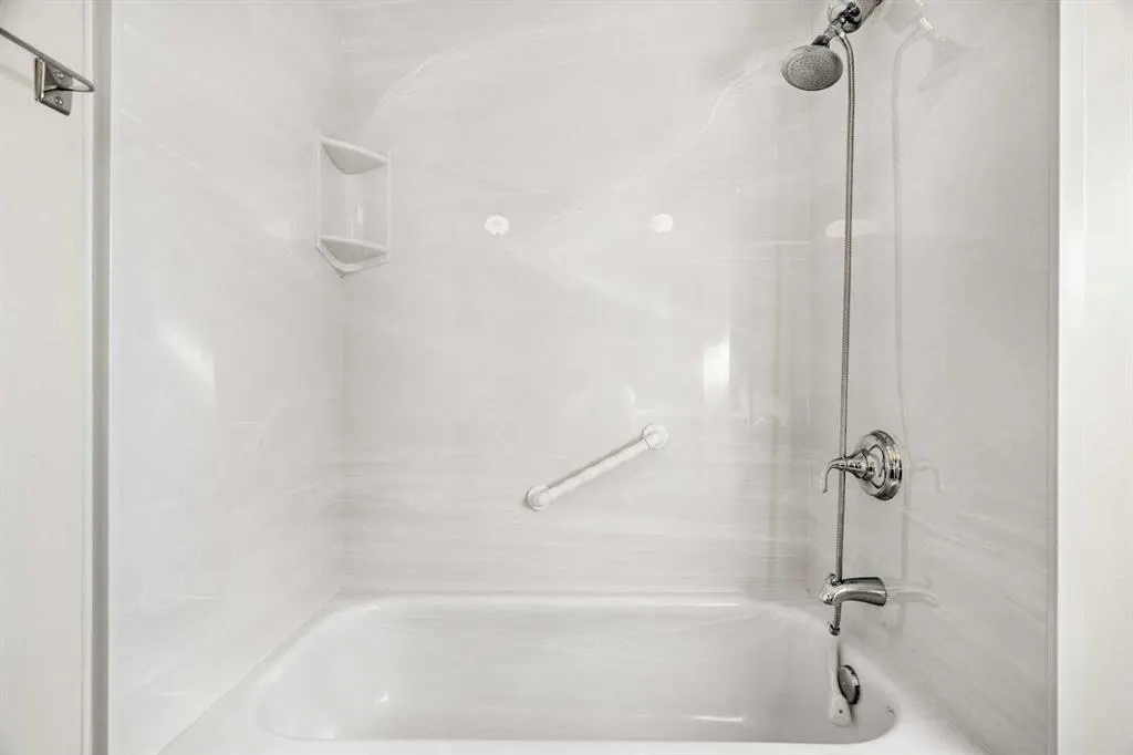 827 Lake Emerald Place SE