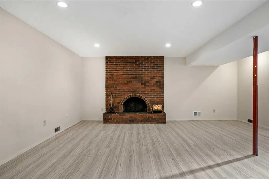 827 Lake Emerald Place SE