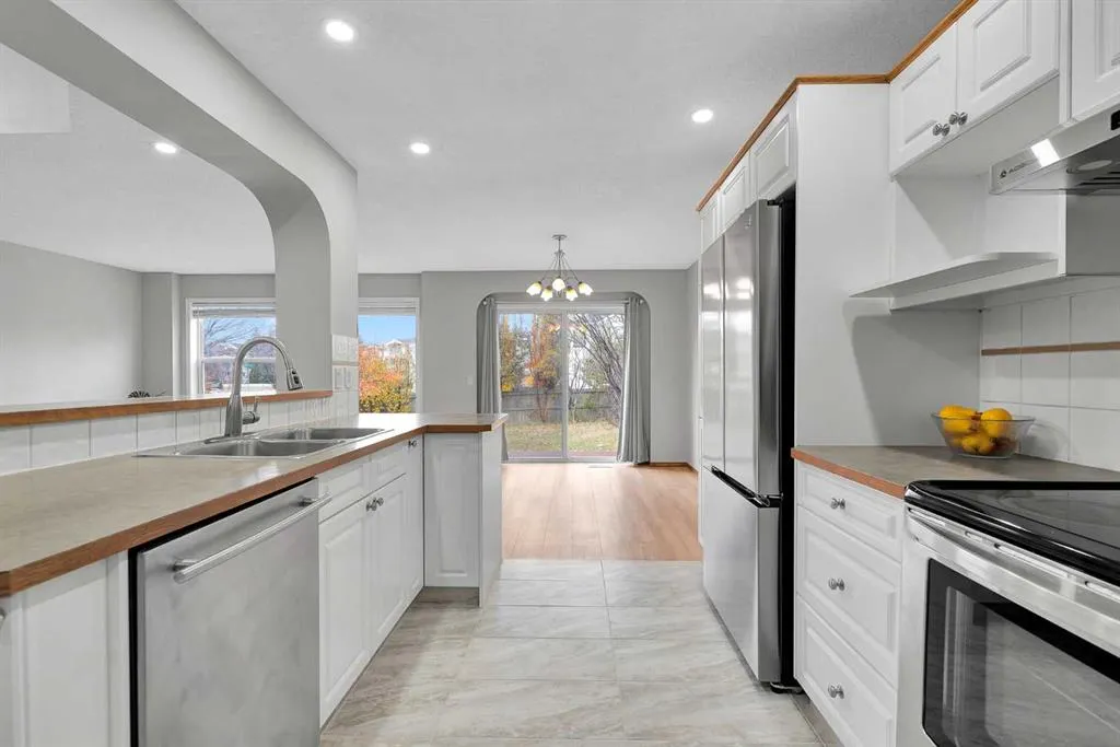 6 Country Hills Manor NW