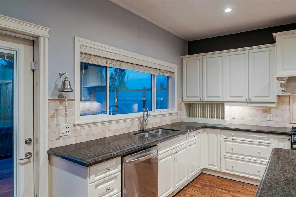 231 Railway Close SE