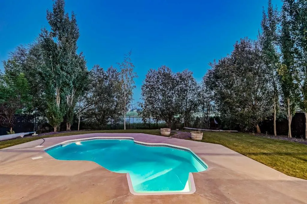 231 Railway Close SE