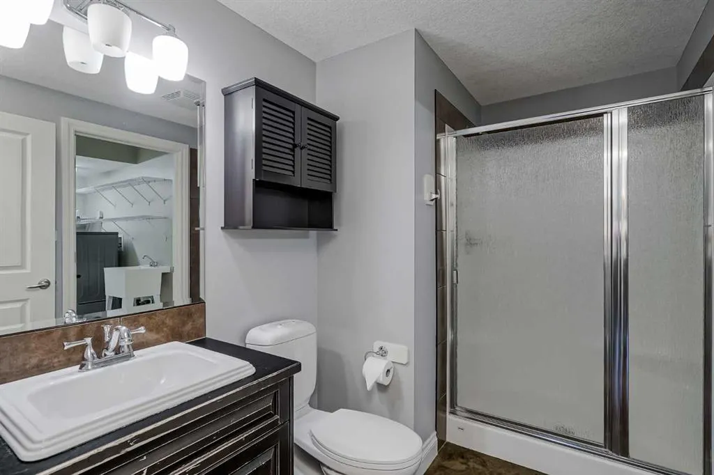 231 Railway Close SE