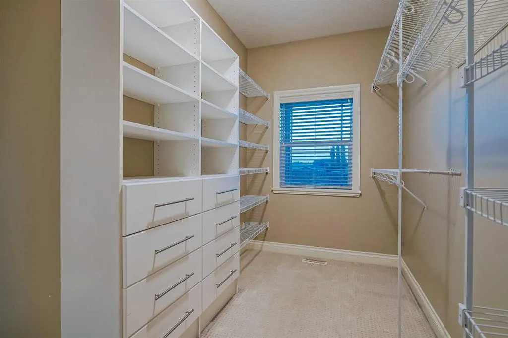 231 Railway Close SE