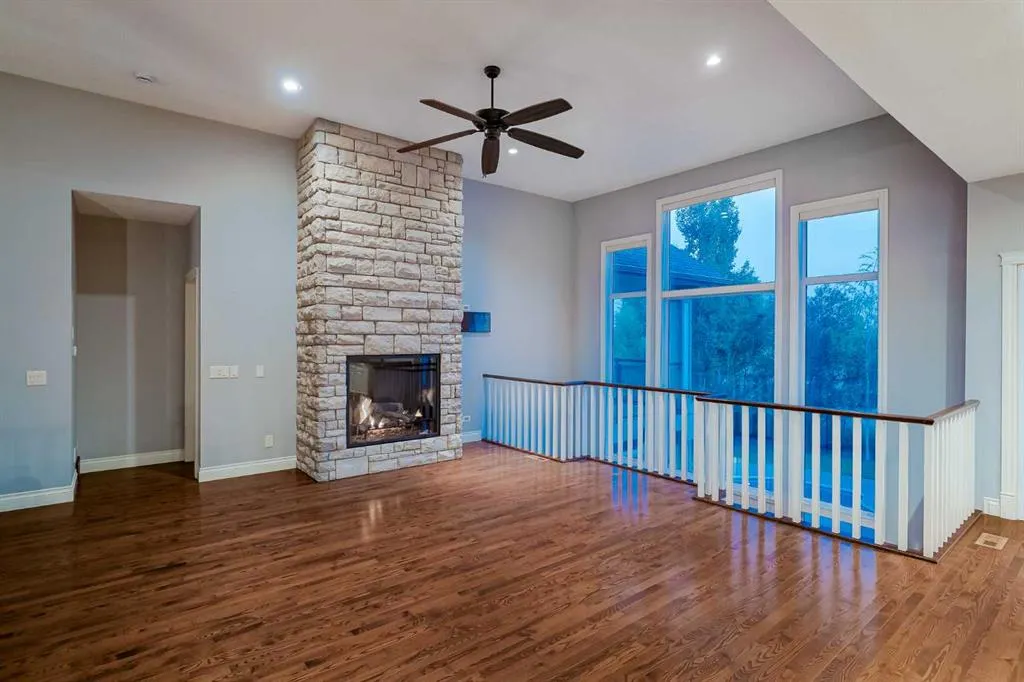 231 Railway Close SE