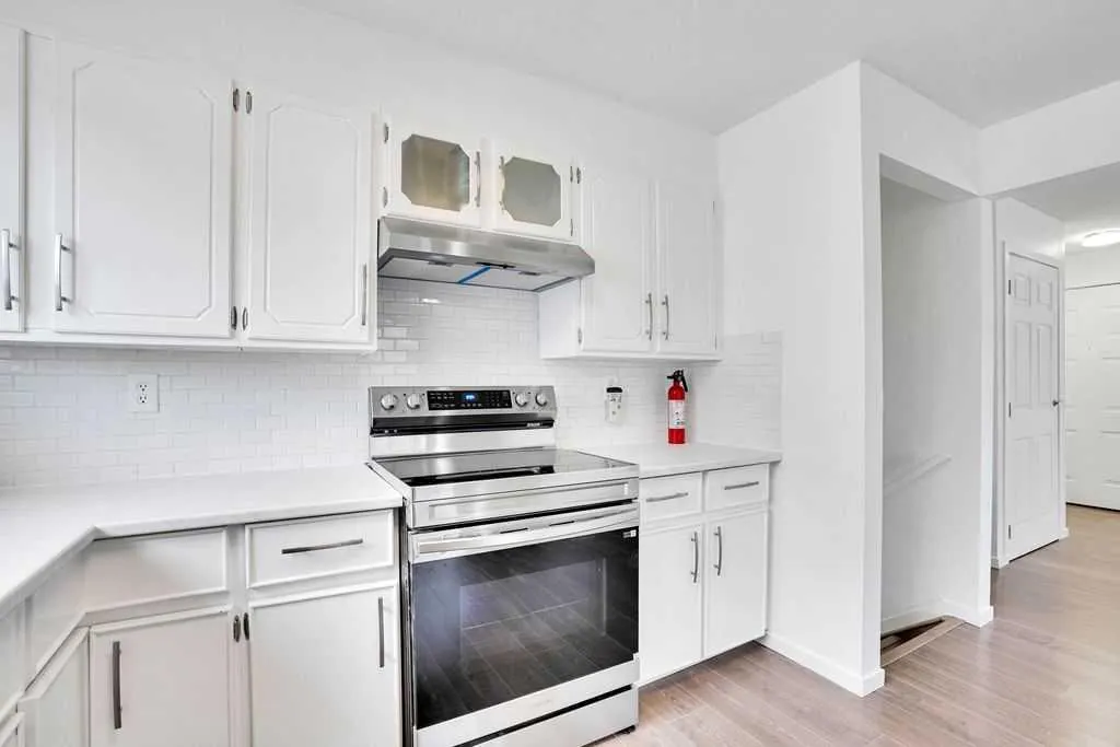 56 Castleglen Crescent NE