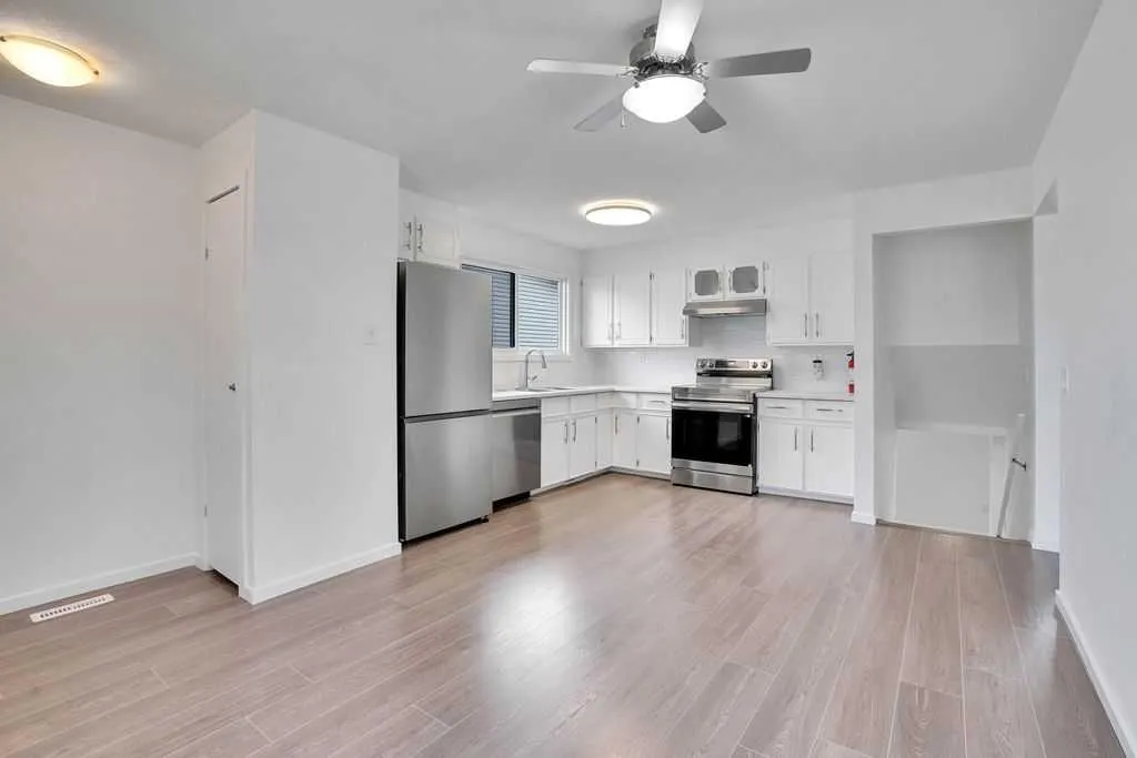 56 Castleglen Crescent NE