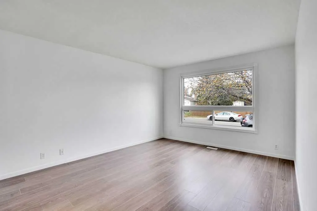 56 Castleglen Crescent NE