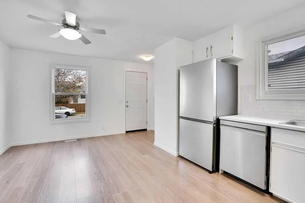 56 Castleglen Crescent NE