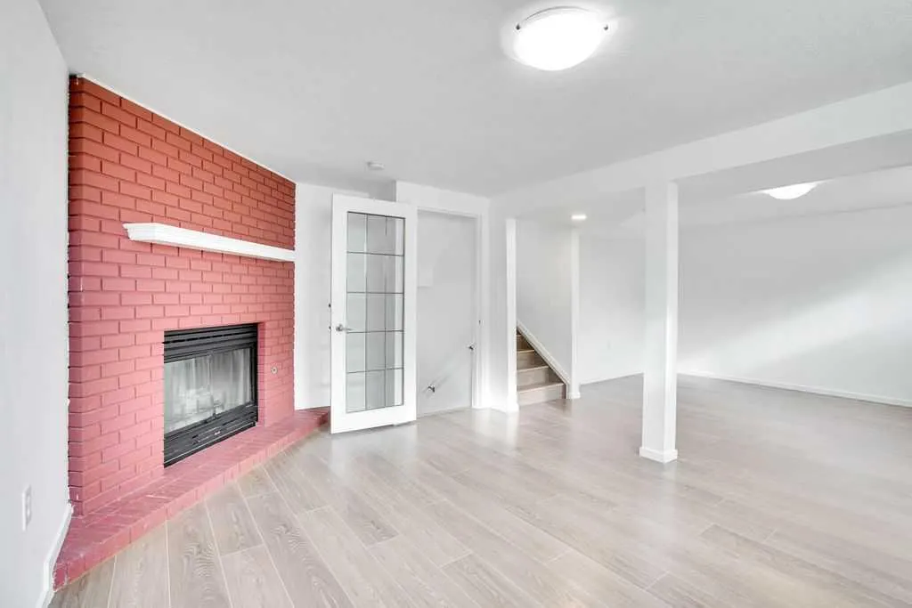 56 Castleglen Crescent NE