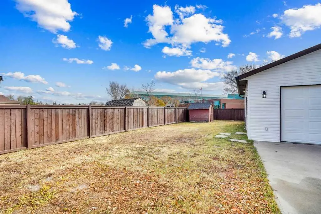 56 Castleglen Crescent NE