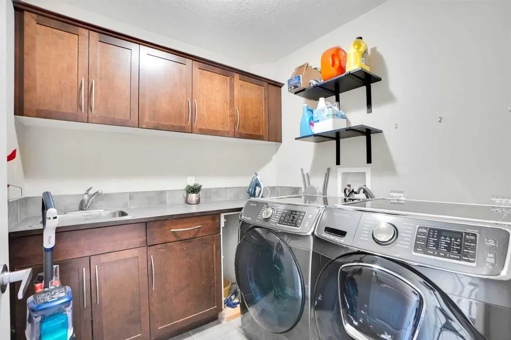 70 Royal Ridge Manor NW