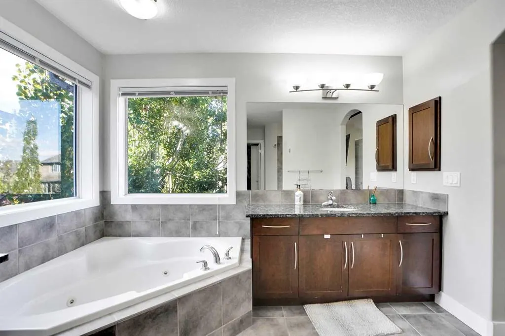 70 Royal Ridge Manor NW