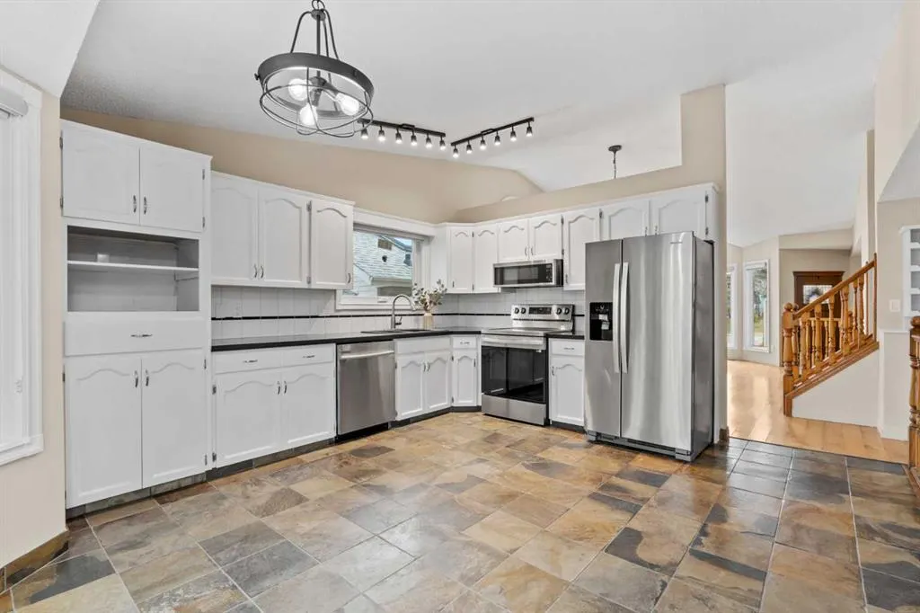 667 Macewan Drive NW