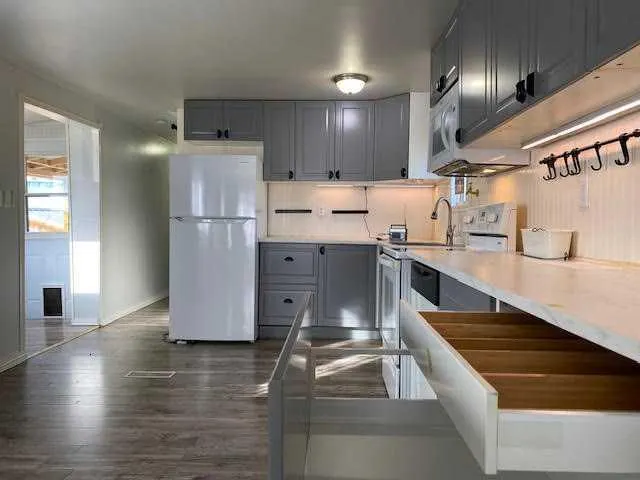 145 EAST RIVER Road, #101