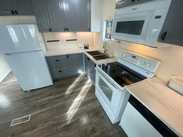 145 EAST RIVER Road, #101