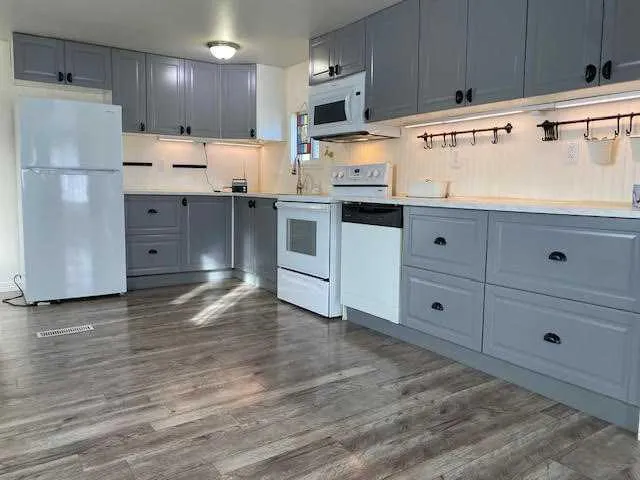 145 EAST RIVER Road, #101