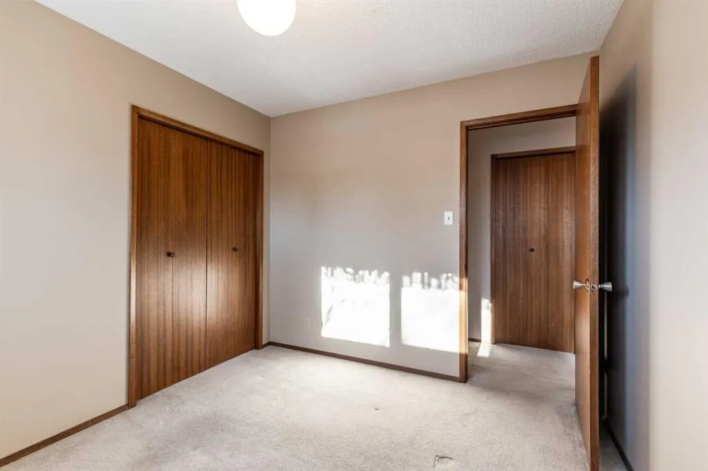 8 Ross Glen Green SE