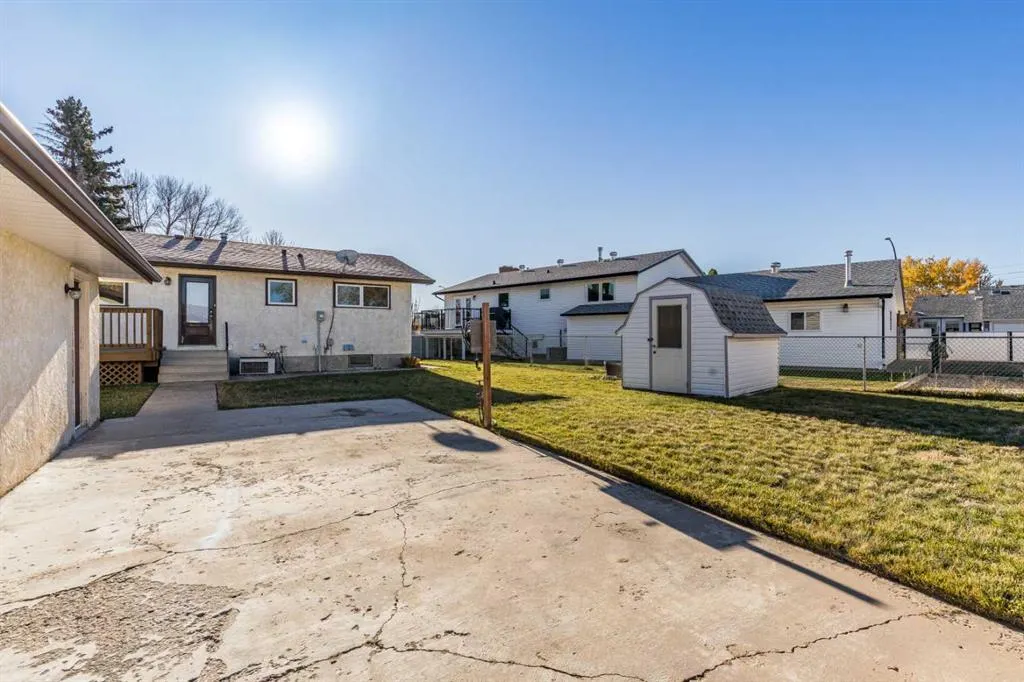 8 Ross Glen Green SE