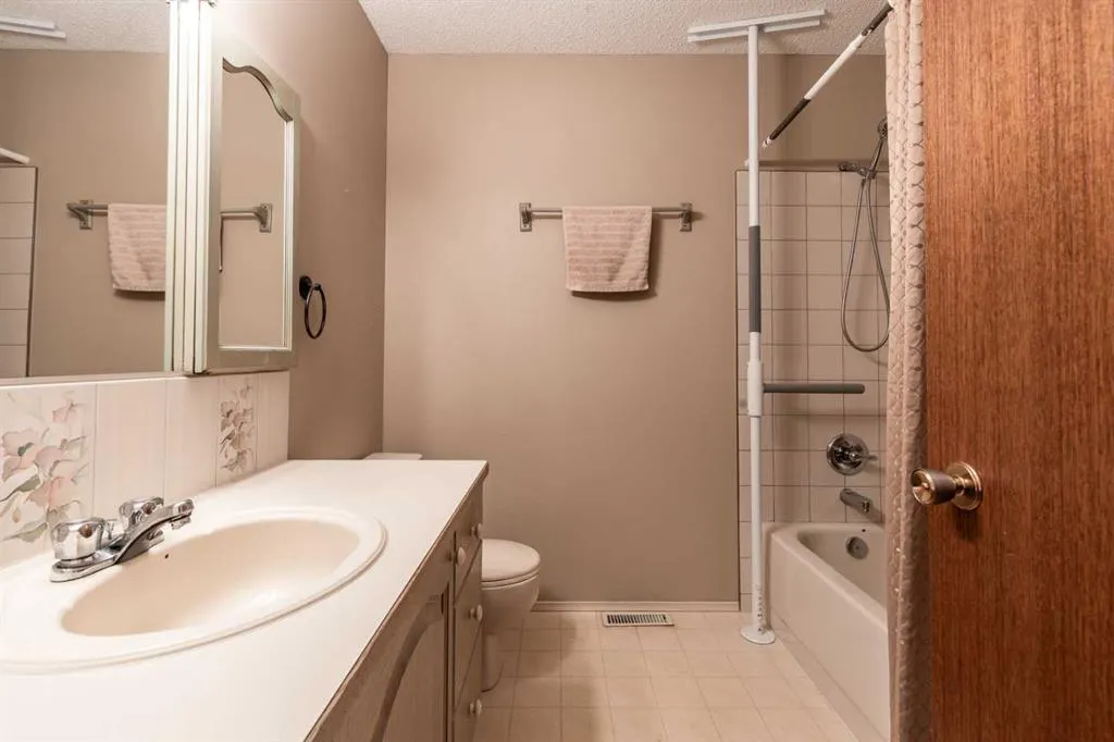 8 Ross Glen Green SE