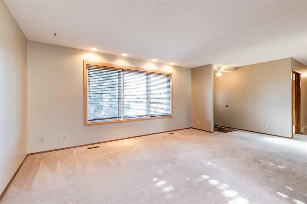 8 Ross Glen Green SE