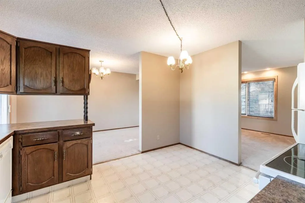 8 Ross Glen Green SE