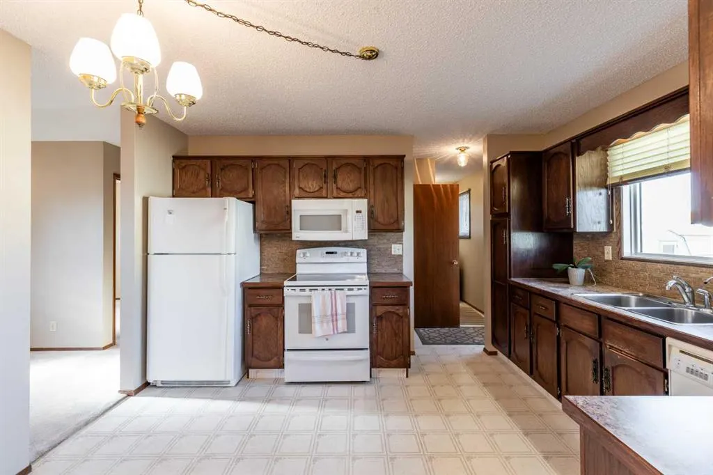 8 Ross Glen Green SE