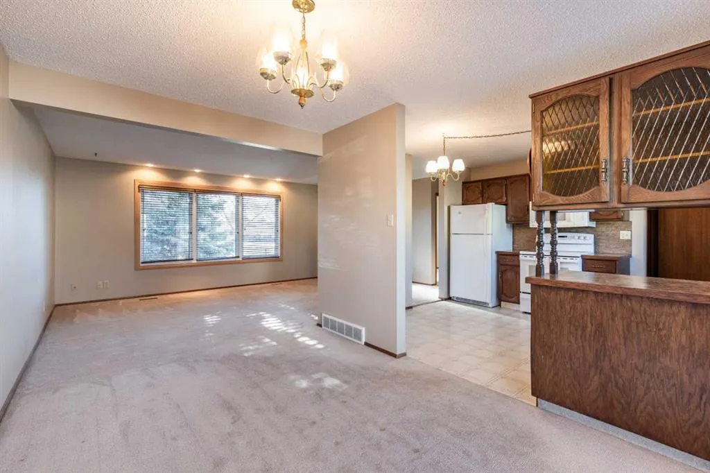 8 Ross Glen Green SE