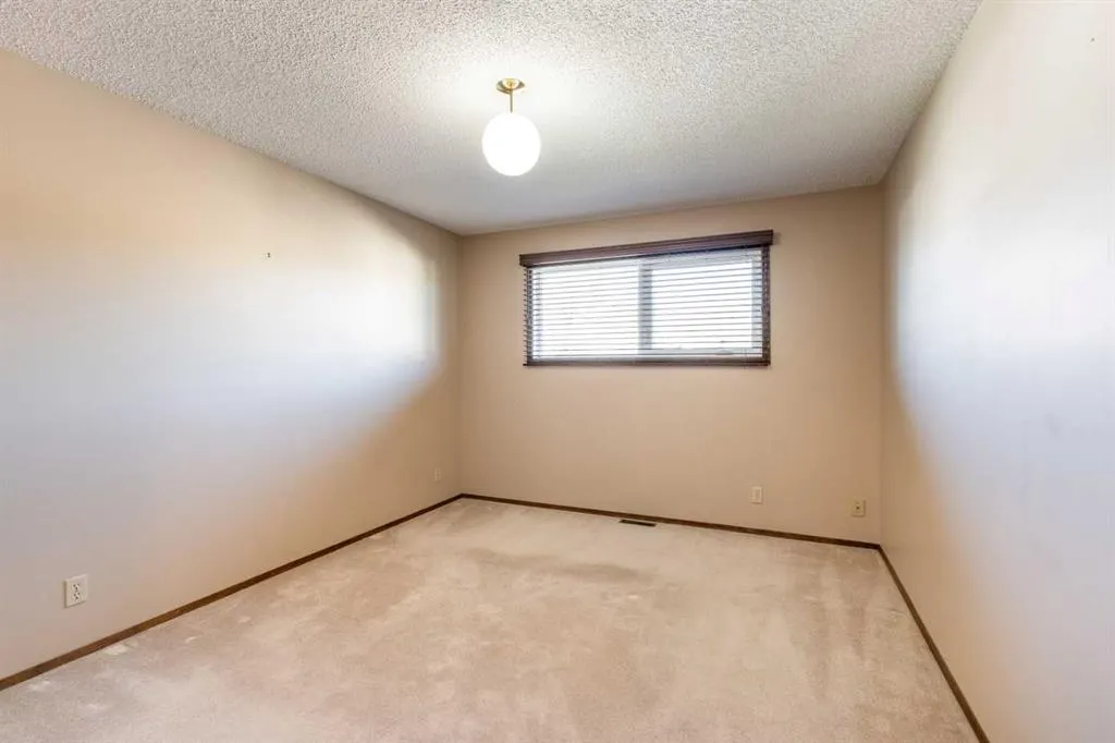 8 Ross Glen Green SE