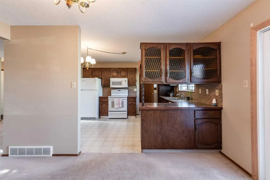 8 Ross Glen Green SE