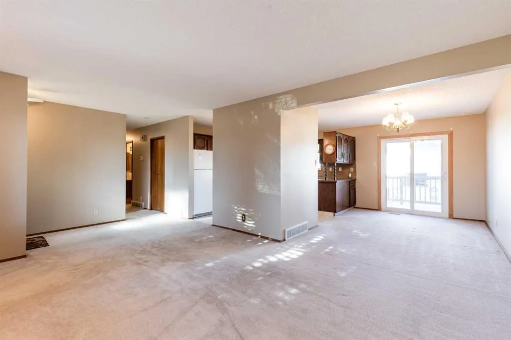 8 Ross Glen Green SE