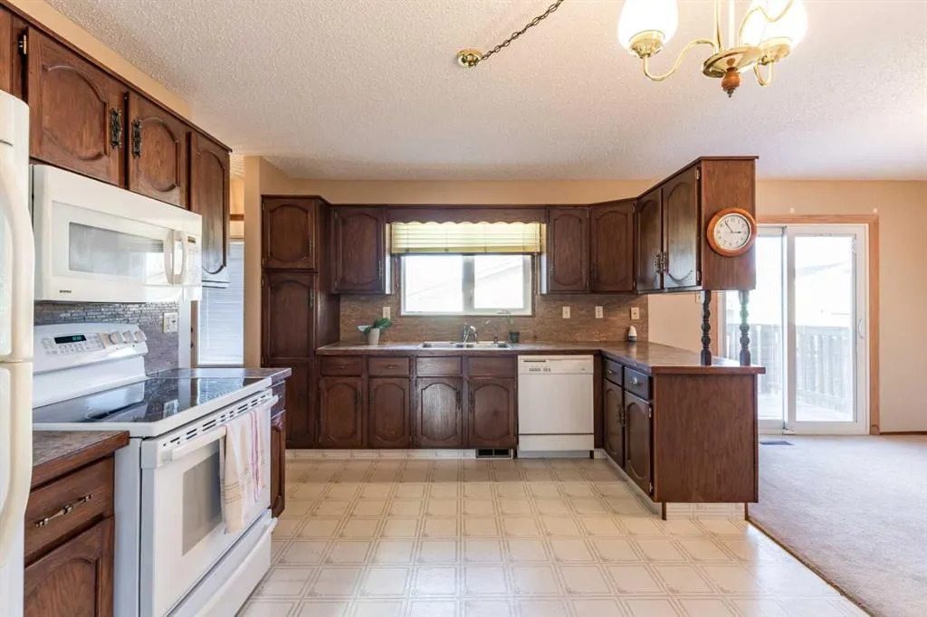 8 Ross Glen Green SE