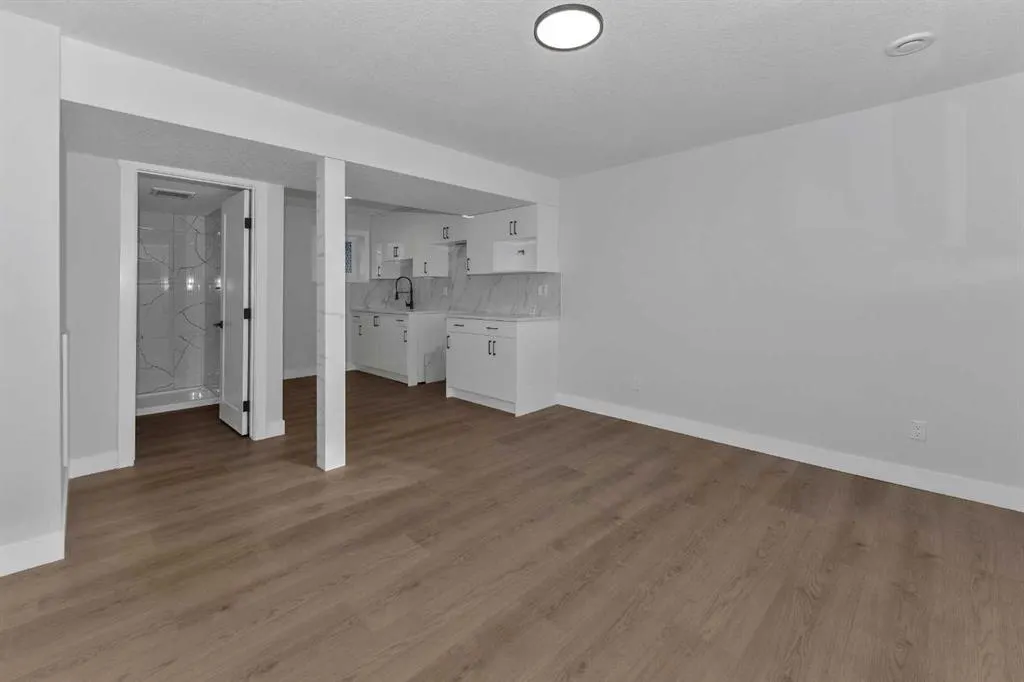 915 Pinecliff Drive NE