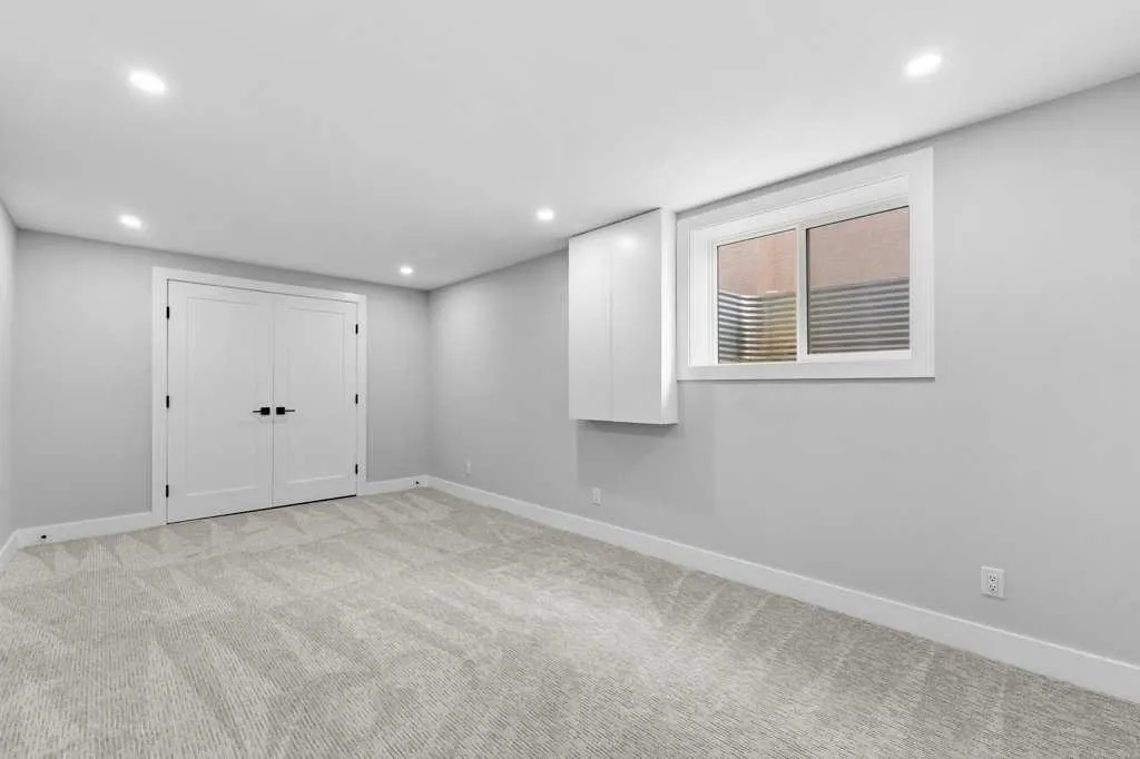 711 Mckenzie Lake Bay SE