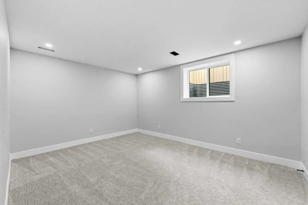 711 Mckenzie Lake Bay SE