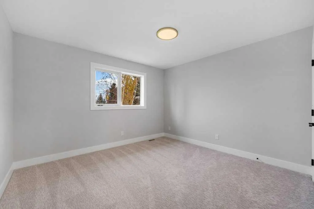 711 Mckenzie Lake Bay SE