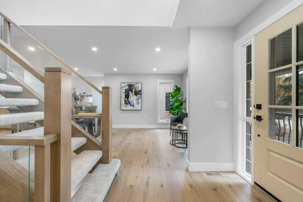 711 Mckenzie Lake Bay SE