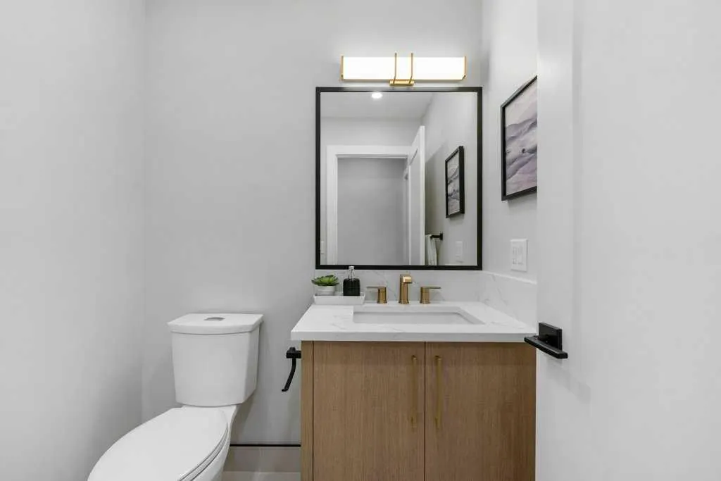 711 Mckenzie Lake Bay SE