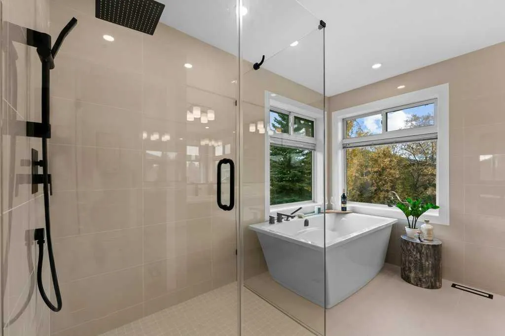 711 Mckenzie Lake Bay SE