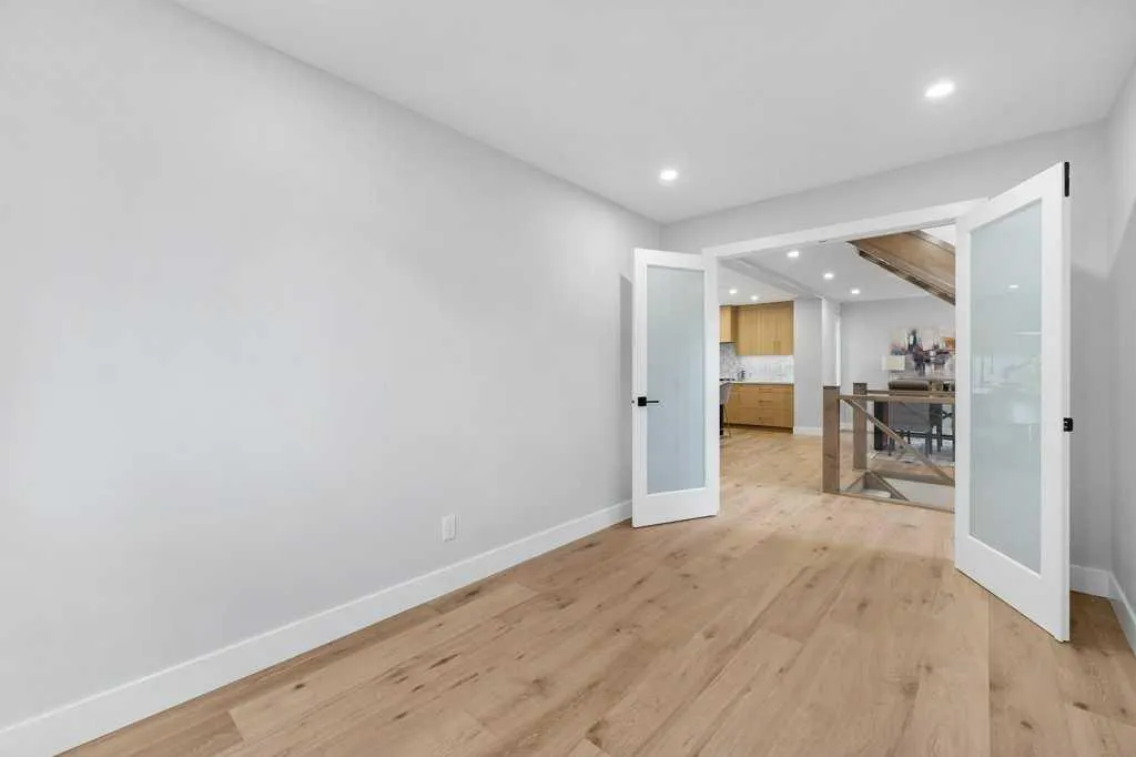 711 Mckenzie Lake Bay SE