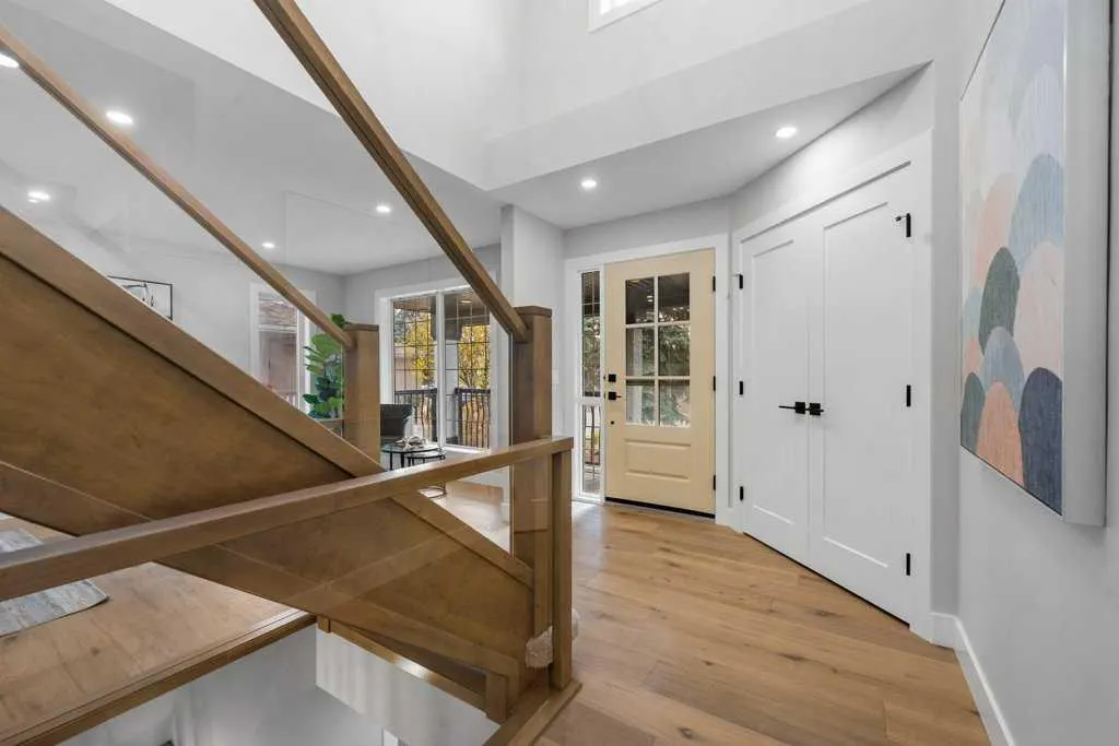 711 Mckenzie Lake Bay SE