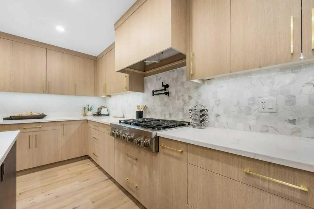 711 Mckenzie Lake Bay SE